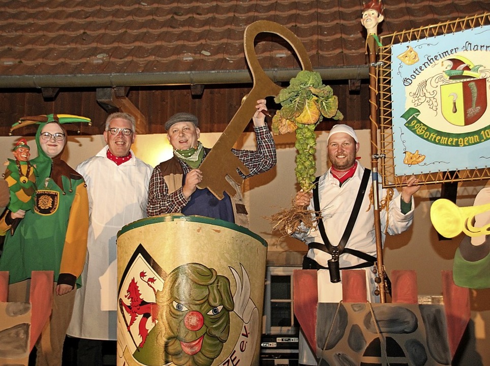 Mit Krutstorze und Rathausschlssel pr... Walter Laub in nrrisches Gewahrsam.   | Foto: Mario Schneberg