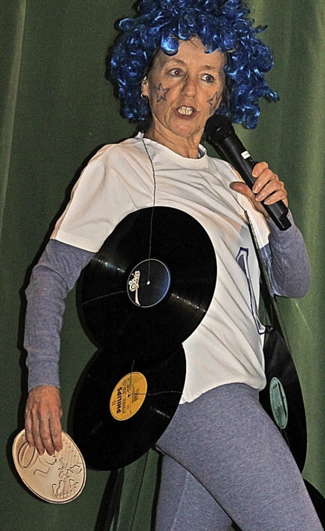 Leentje Schwald trat bei der Frauenfastnacht als Jukebox in Erscheinung.   | Foto: Cornelia Liebwein