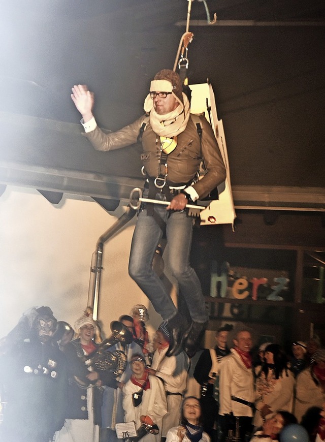 Brgermeister Stephan schwebte in den ...um den Rathausschlssel zu bergeben.   | Foto: Horst Dauenhauer