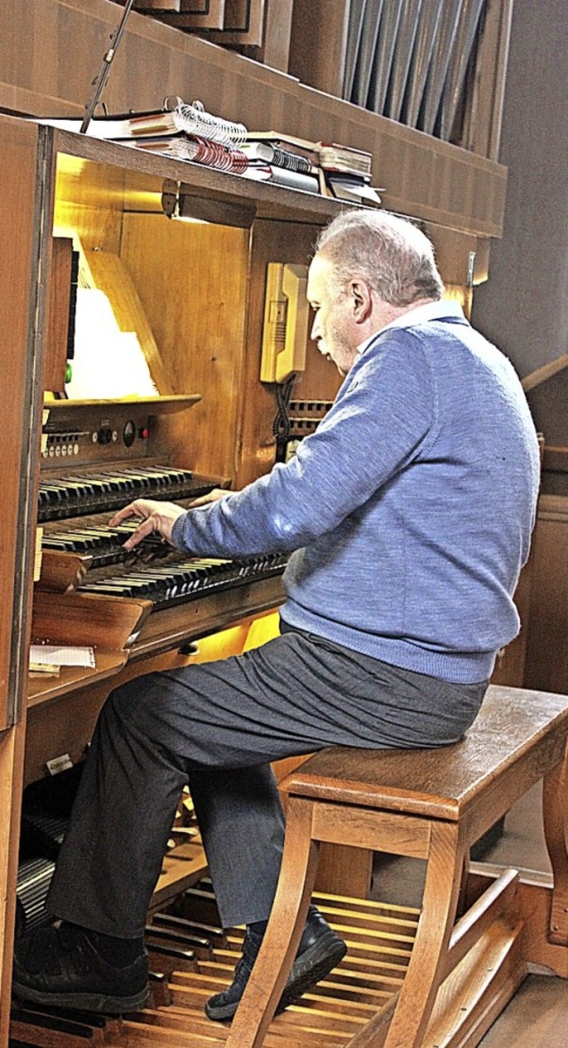 Ulrich Ruh an der Orgel.  | Foto: Bernd Fackler