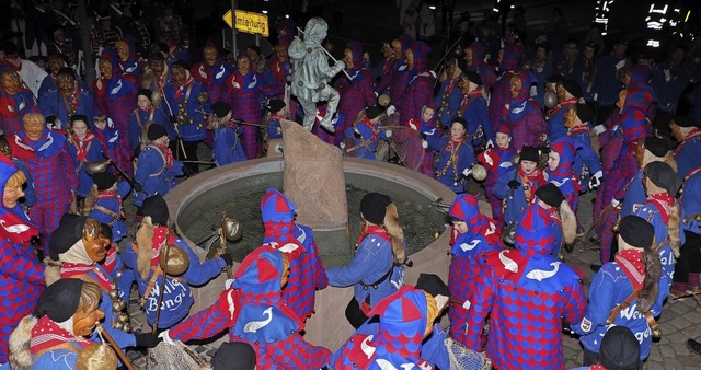 Hemdglunker in Kenzingen: Die Wellen-Bengel erffnen die Fasnachtszeit.   | Foto: Michael Haberer