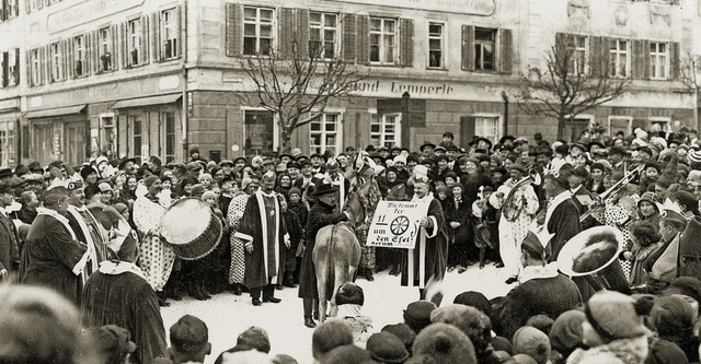 Um den Esel herumkommen: Hier sieht ma...rrenrat Fritz Kssler hlt das Plakat.  | Foto: Archiv Roland Weis