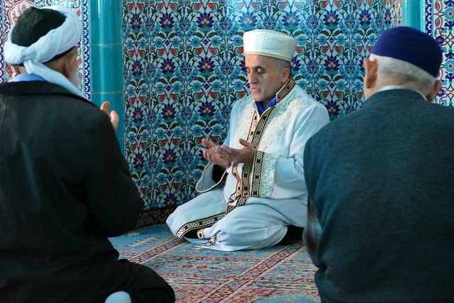 Imam Eyp Aslanbay betet zusammen mit ... Moschee von Emmendingen im Jahr 2017.  | Foto: Hanno Mller