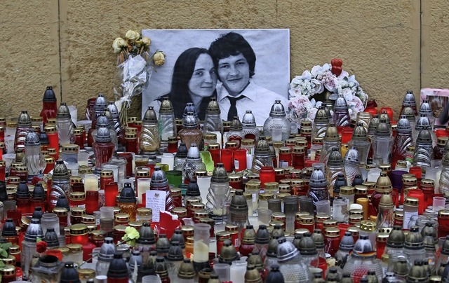 Nach dem Mord an  Jan Kuciak und seine...gen   Regierung und Mafia Kerzen auf.   | Foto: Ronald Zak (dpa)