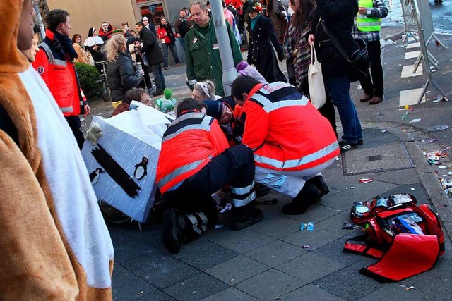 Einsatz von Sanittern beim Karneval in Dsseldorf.  | Foto: Martin Gerten