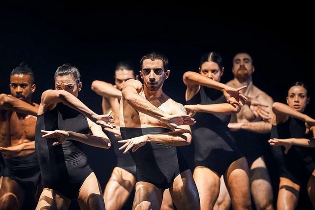 Szene aus Sharon Eyals Choreografie &#...alt Womb&#8220; mit dem Basler Ballett  | Foto: LUCIA HUNZIKER