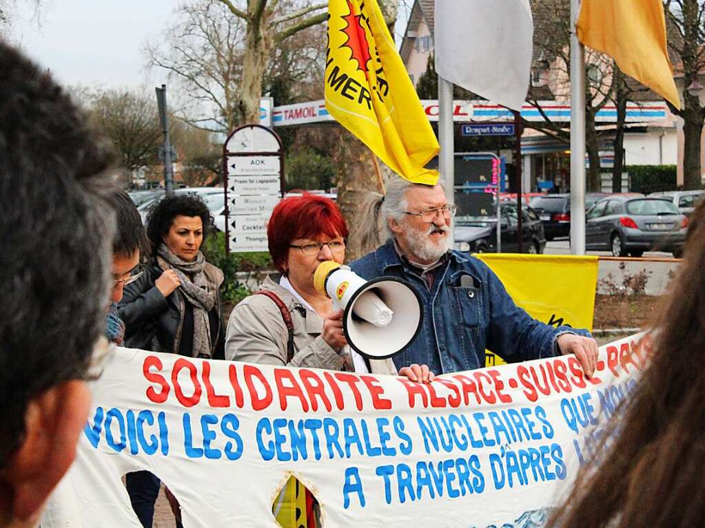 Mit dem Atomunglck in Fukushima startet 2013 in Breisach am Rhein eine Montags-Mahnwache gegen Fessenheim.