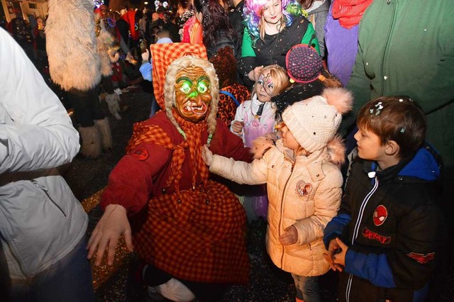 Fr die Kleinen hatten die Narren Sigkeiten im Gepck.  | Foto: Edgar Steinfelder