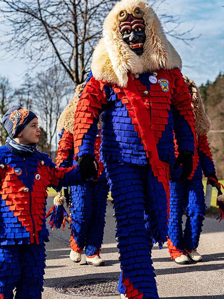 Bunter Narrenwurm: Das sonnige Wetter lockte viele Besucher nach Buchenbach. Die hatten ihre Freude am Umzug mit mehr als 60 Gruppen.