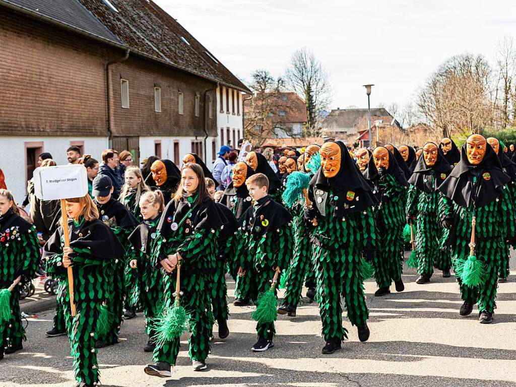 Bunter Narrenwurm: Das sonnige Wetter lockte viele Besucher nach Buchenbach. Die hatten ihre Freude am Umzug mit mehr als 60 Gruppen.