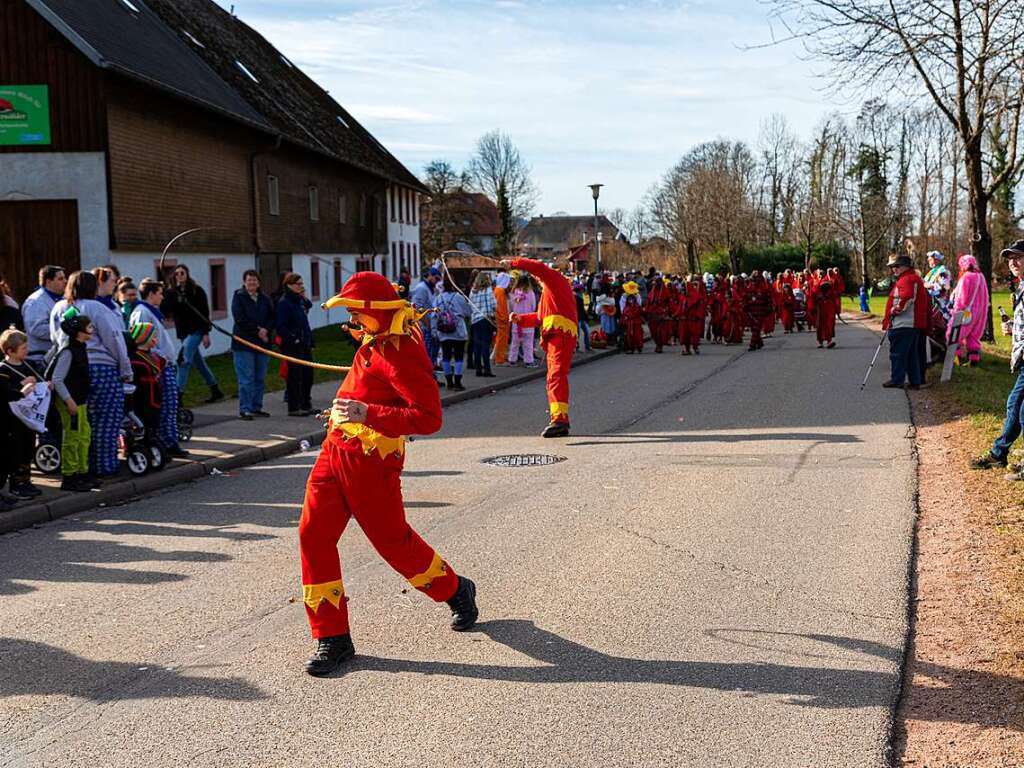 Bunter Narrenwurm: Das sonnige Wetter lockte viele Besucher nach Buchenbach. Die hatten ihre Freude am Umzug mit mehr als 60 Gruppen.