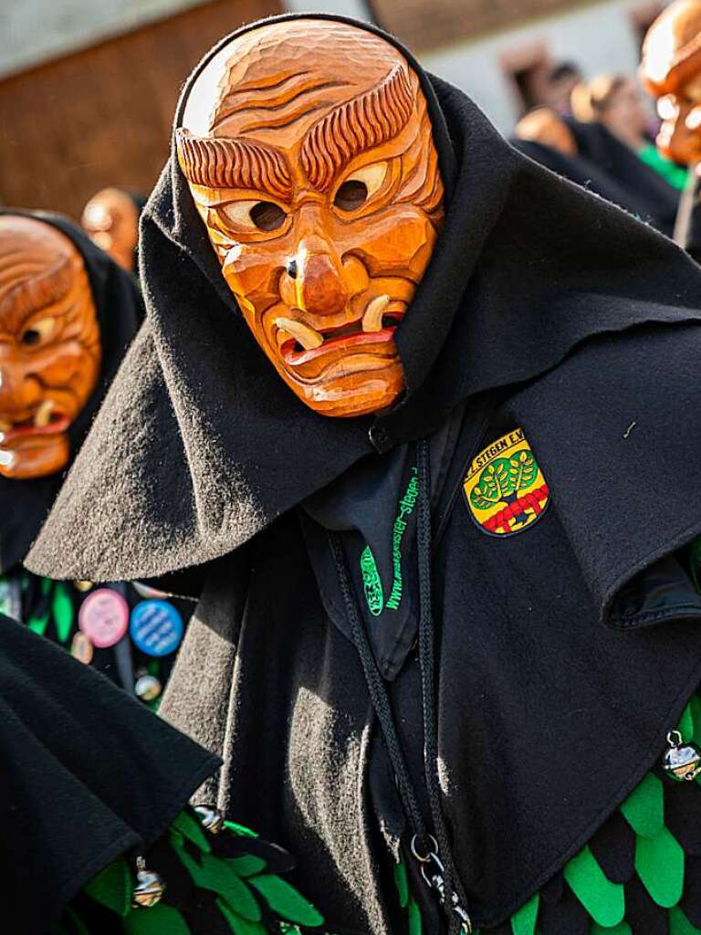 Bunter Narrenwurm: Das sonnige Wetter lockte viele Besucher nach Buchenbach. Die hatten ihre Freude am Umzug mit mehr als 60 Gruppen.