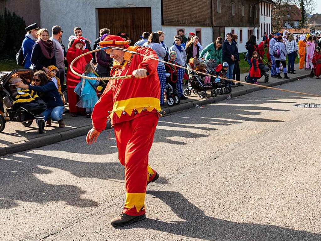 Bunter Narrenwurm: Das sonnige Wetter lockte viele Besucher nach Buchenbach. Die hatten ihre Freude am Umzug mit mehr als 60 Gruppen.