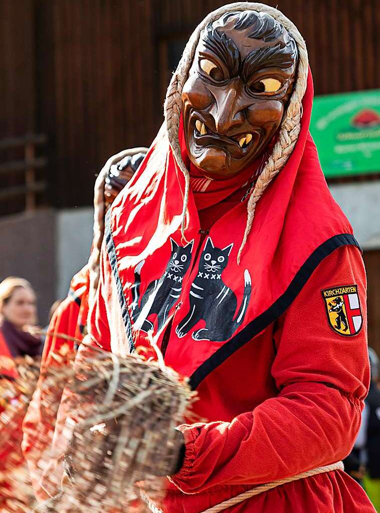 Bunter Narrenwurm: Das sonnige Wetter lockte viele Besucher nach Buchenbach. Die hatten ihre Freude am Umzug mit mehr als 60 Gruppen.