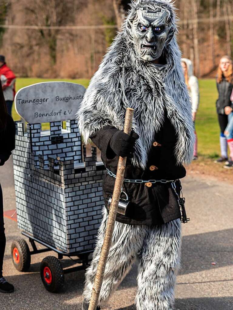 Bunter Narrenwurm: Das sonnige Wetter lockte viele Besucher nach Buchenbach. Die hatten ihre Freude am Umzug mit mehr als 60 Gruppen.