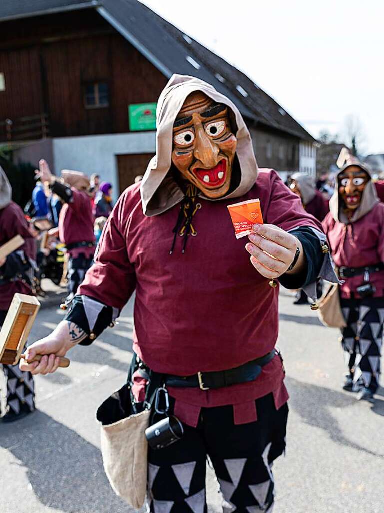 Bunter Narrenwurm: Das sonnige Wetter lockte viele Besucher nach Buchenbach. Die hatten ihre Freude am Umzug mit mehr als 60 Gruppen.