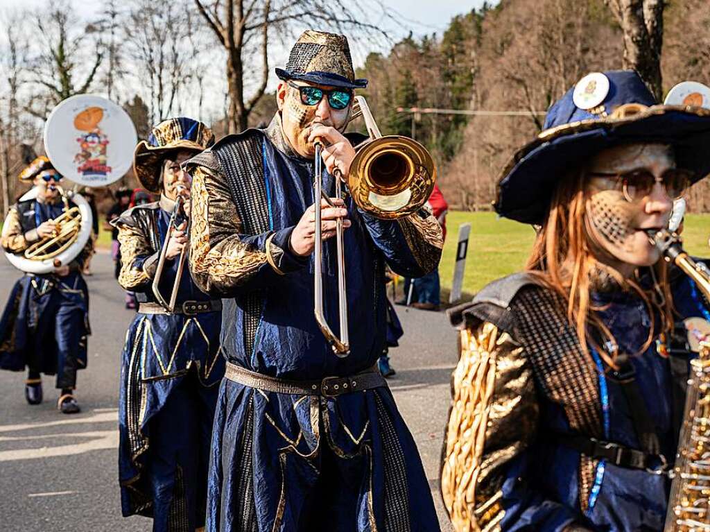 Bunter Narrenwurm: Das sonnige Wetter lockte viele Besucher nach Buchenbach. Die hatten ihre Freude am Umzug mit mehr als 60 Gruppen.