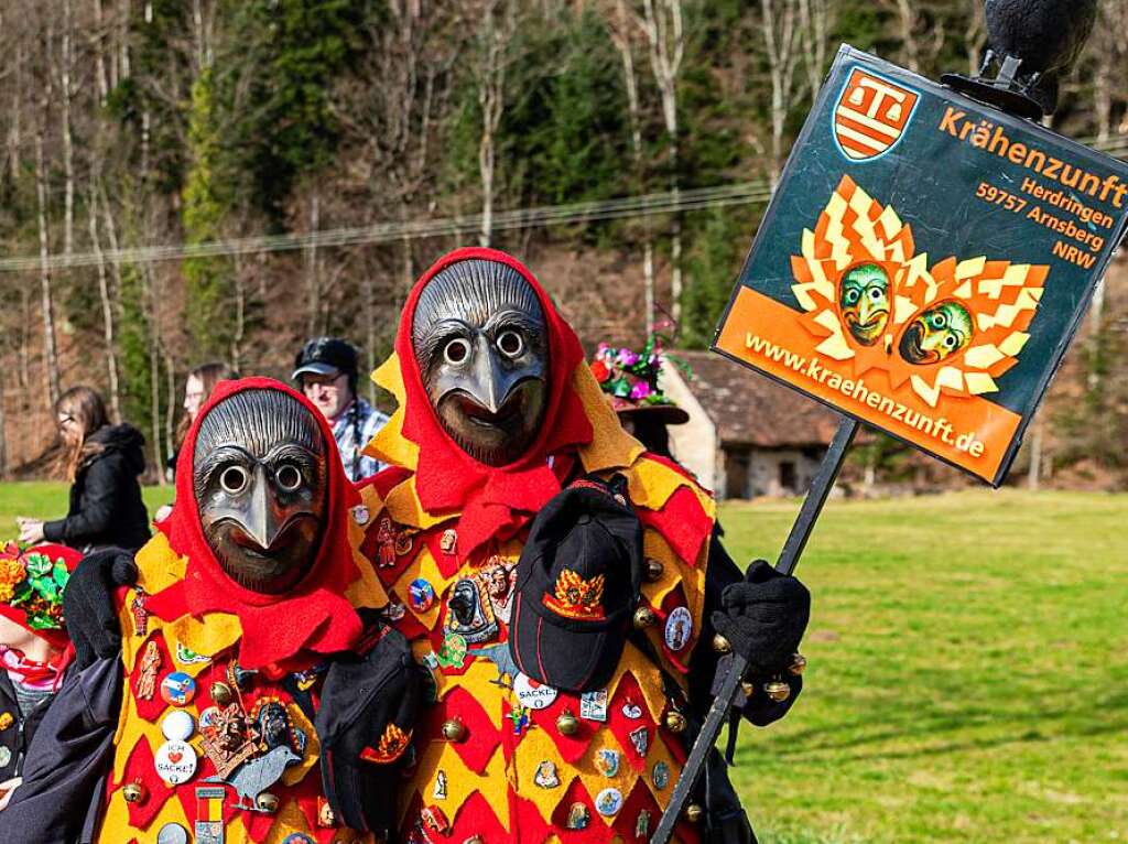 Bunter Narrenwurm: Das sonnige Wetter lockte viele Besucher nach Buchenbach. Die hatten ihre Freude am Umzug mit mehr als 60 Gruppen.