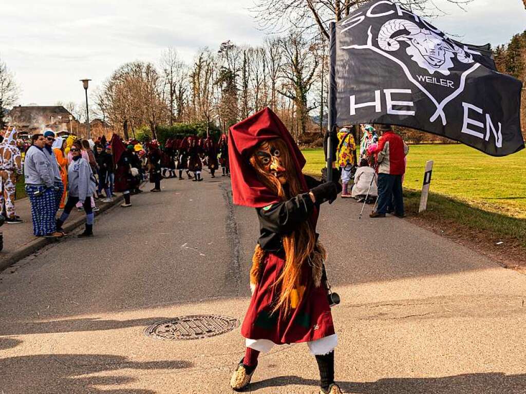 Bunter Narrenwurm: Das sonnige Wetter lockte viele Besucher nach Buchenbach. Die hatten ihre Freude am Umzug mit mehr als 60 Gruppen.