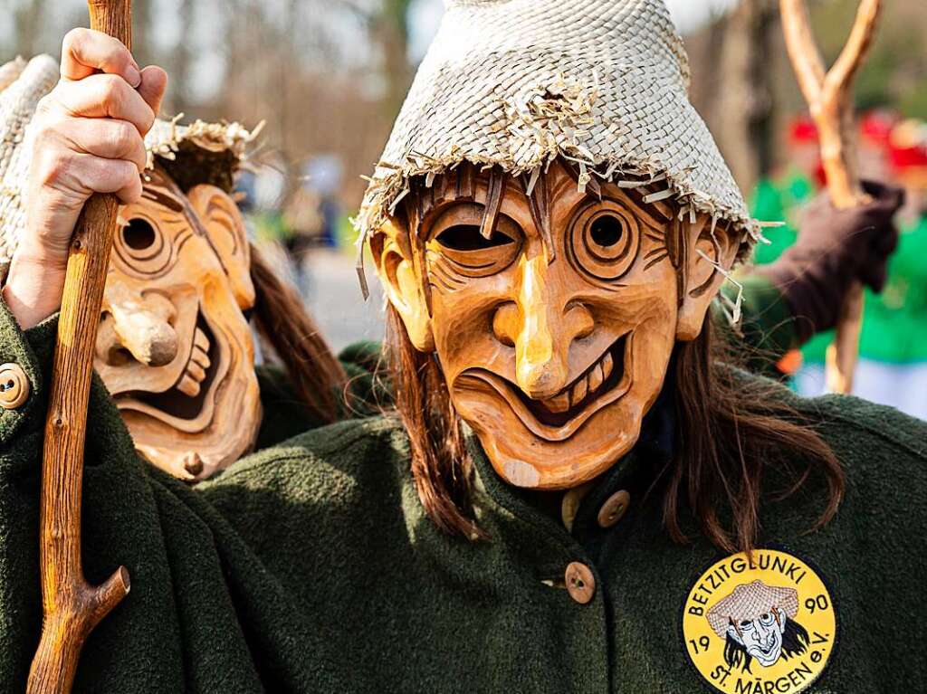 Bunter Narrenwurm: Das sonnige Wetter lockte viele Besucher nach Buchenbach. Die hatten ihre Freude am Umzug mit mehr als 60 Gruppen.