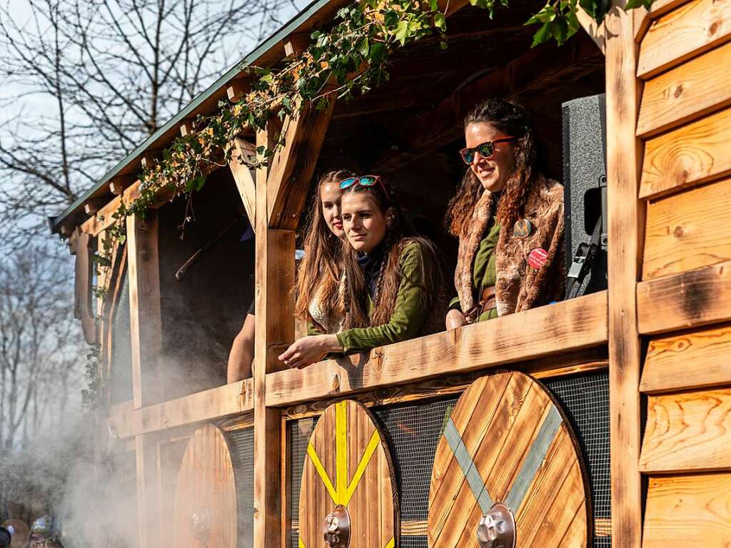 Bunter Narrenwurm: Das sonnige Wetter lockte viele Besucher nach Buchenbach. Die hatten ihre Freude am Umzug mit mehr als 60 Gruppen.