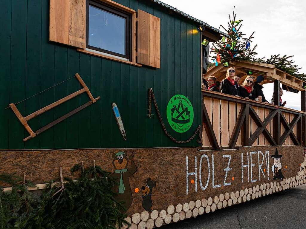 Bunter Narrenwurm: Das sonnige Wetter lockte viele Besucher nach Buchenbach. Die hatten ihre Freude am Umzug mit mehr als 60 Gruppen.