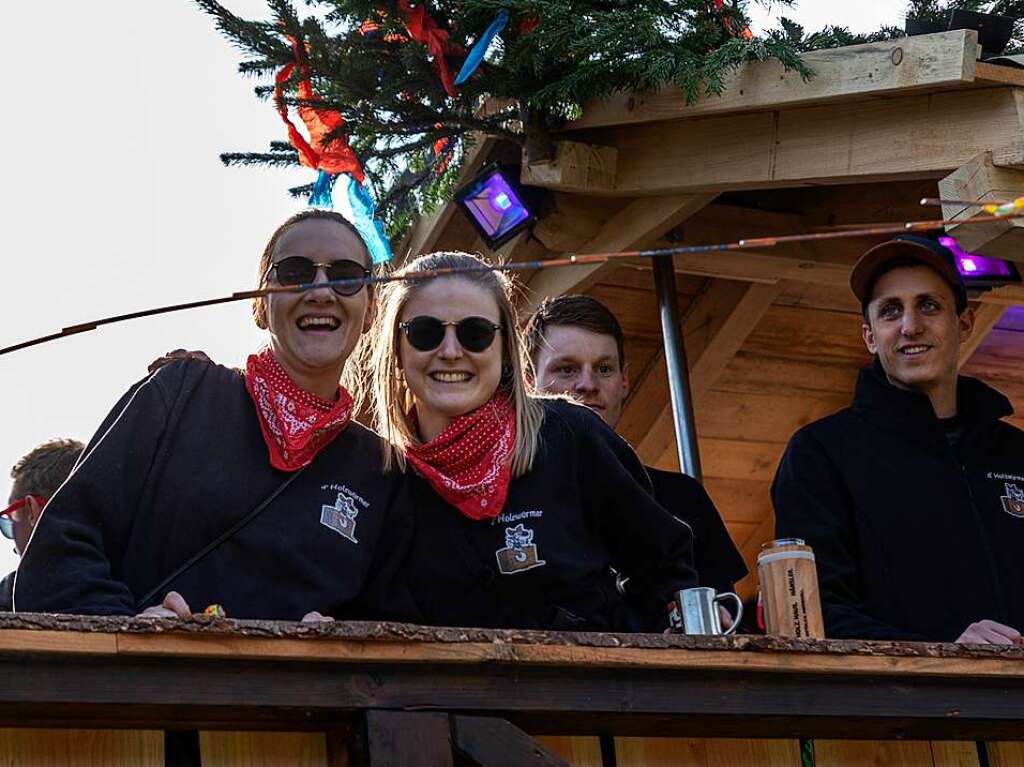 Bunter Narrenwurm: Das sonnige Wetter lockte viele Besucher nach Buchenbach. Die hatten ihre Freude am Umzug mit mehr als 60 Gruppen.