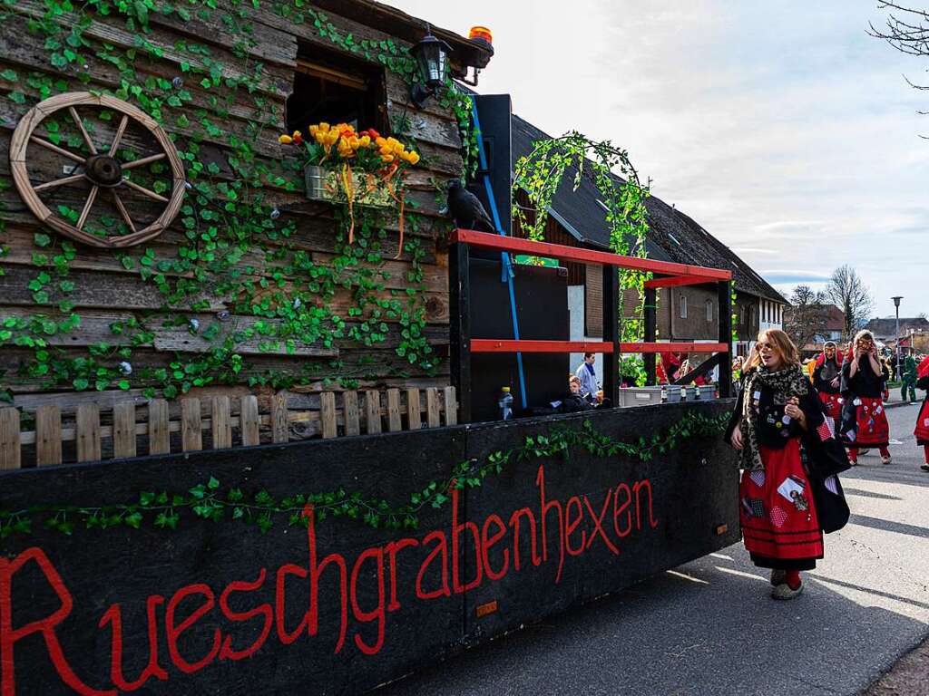 Bunter Narrenwurm: Das sonnige Wetter lockte viele Besucher nach Buchenbach. Die hatten ihre Freude am Umzug mit mehr als 60 Gruppen.