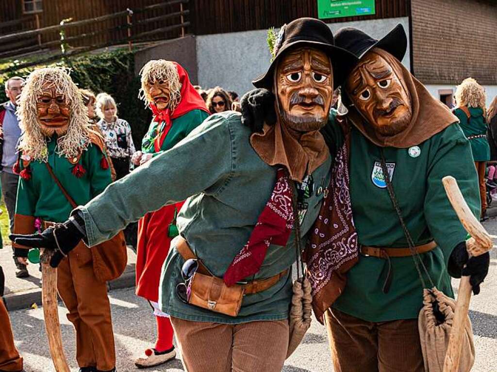 Bunter Narrenwurm: Das sonnige Wetter lockte viele Besucher nach Buchenbach. Die hatten ihre Freude am Umzug mit mehr als 60 Gruppen.