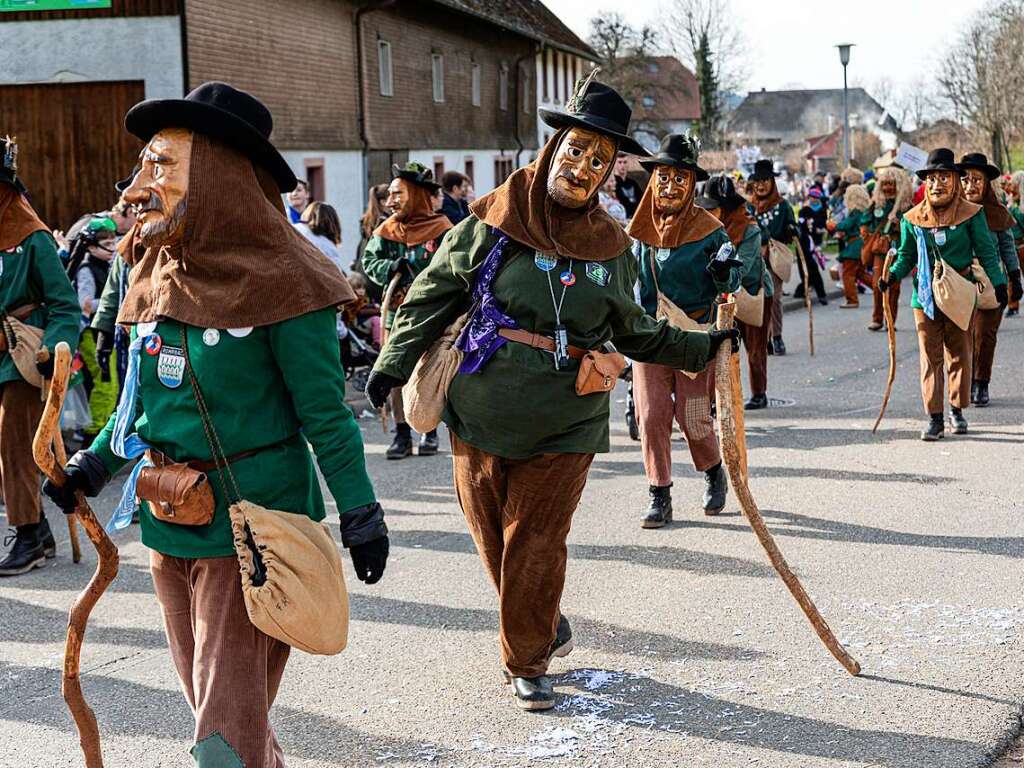 Bunter Narrenwurm: Das sonnige Wetter lockte viele Besucher nach Buchenbach. Die hatten ihre Freude am Umzug mit mehr als 60 Gruppen.