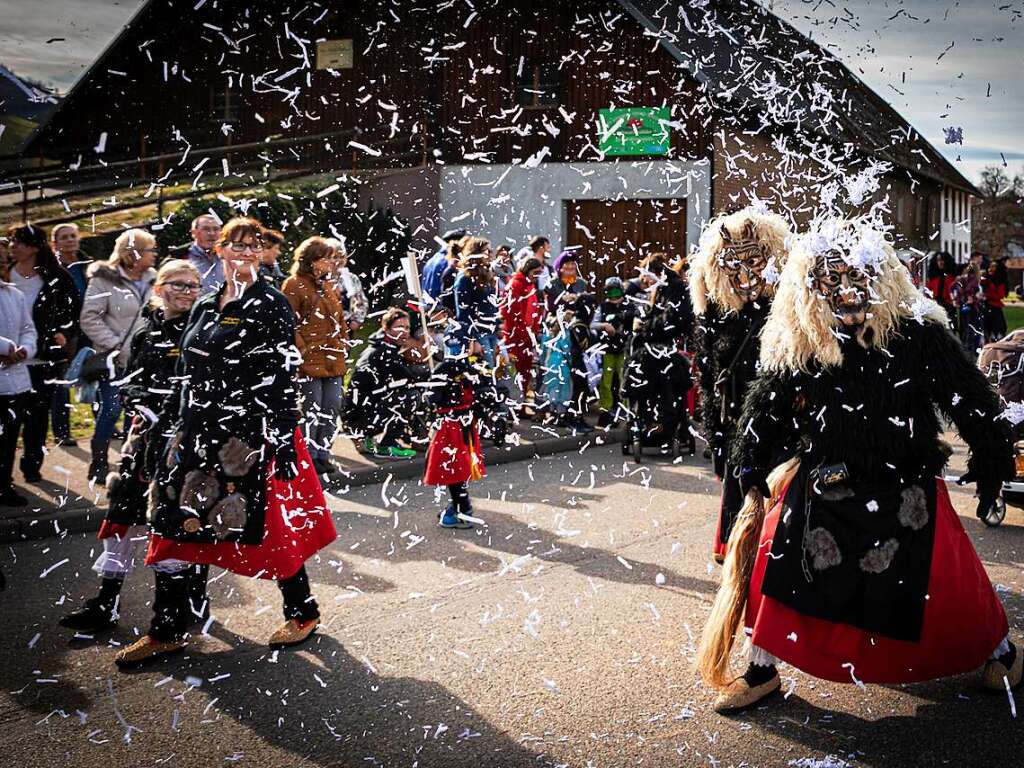 Bunter Narrenwurm: Das sonnige Wetter lockte viele Besucher nach Buchenbach. Die hatten ihre Freude am Umzug mit mehr als 60 Gruppen.