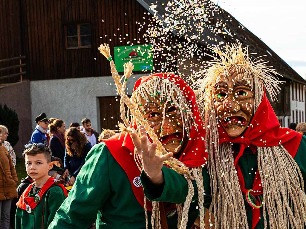 Bunter Narrenwurm: Das sonnige Wetter lockte viele Besucher nach Buchenbach. Die hatten ihre Freude am Umzug mit mehr als 60 Gruppen.