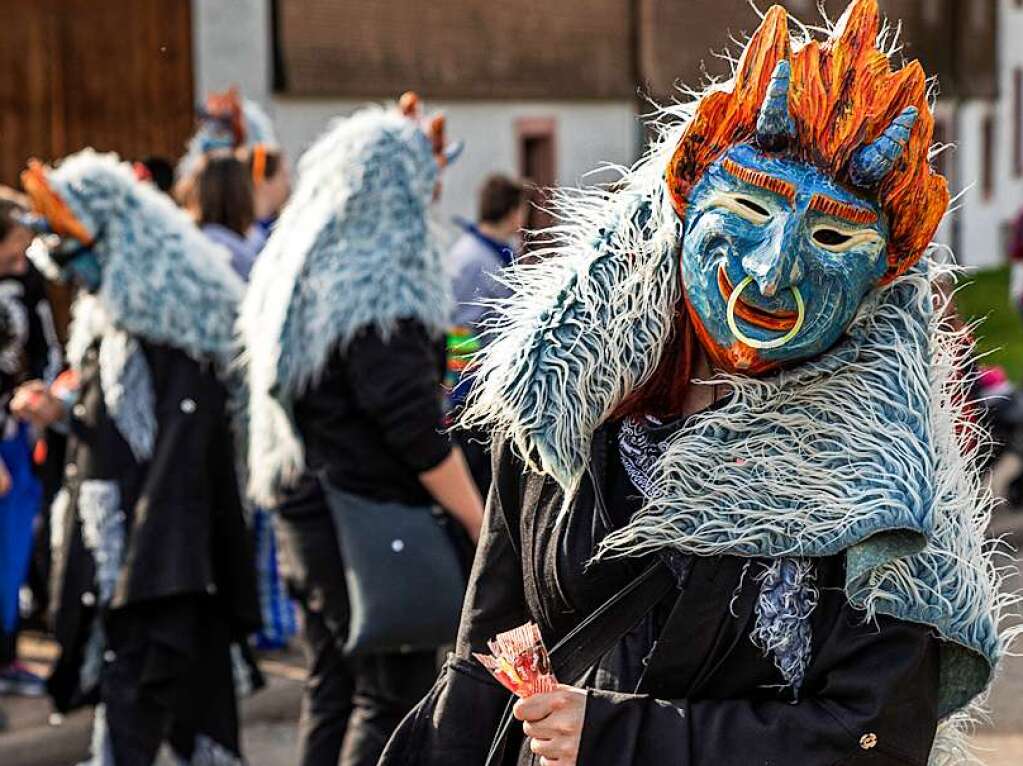 Bunter Narrenwurm: Das sonnige Wetter lockte viele Besucher nach Buchenbach. Die hatten ihre Freude am Umzug mit mehr als 60 Gruppen.