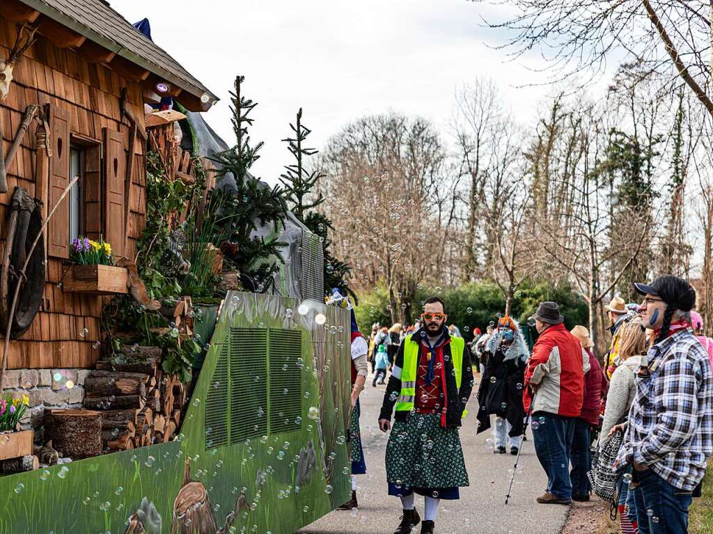 Bunter Narrenwurm: Das sonnige Wetter lockte viele Besucher nach Buchenbach. Die hatten ihre Freude am Umzug mit mehr als 60 Gruppen.