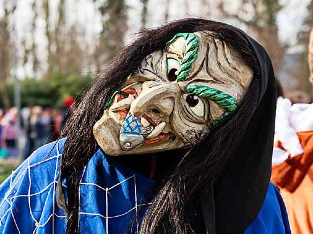 Bunter Narrenwurm: Das sonnige Wetter lockte viele Besucher nach Buchenbach. Die hatten ihre Freude am Umzug mit mehr als 60 Gruppen.