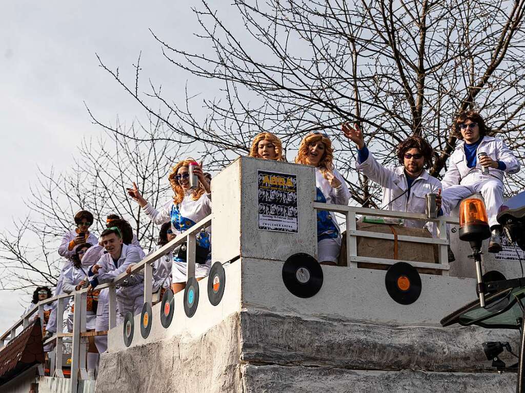 Bunter Narrenwurm: Das sonnige Wetter lockte viele Besucher nach Buchenbach. Die hatten ihre Freude am Umzug mit mehr als 60 Gruppen.