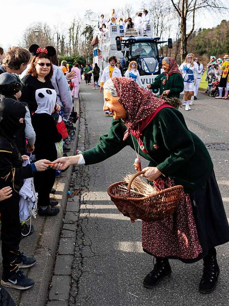 Bunter Narrenwurm: Das sonnige Wetter lockte viele Besucher nach Buchenbach. Die hatten ihre Freude am Umzug mit mehr als 60 Gruppen.