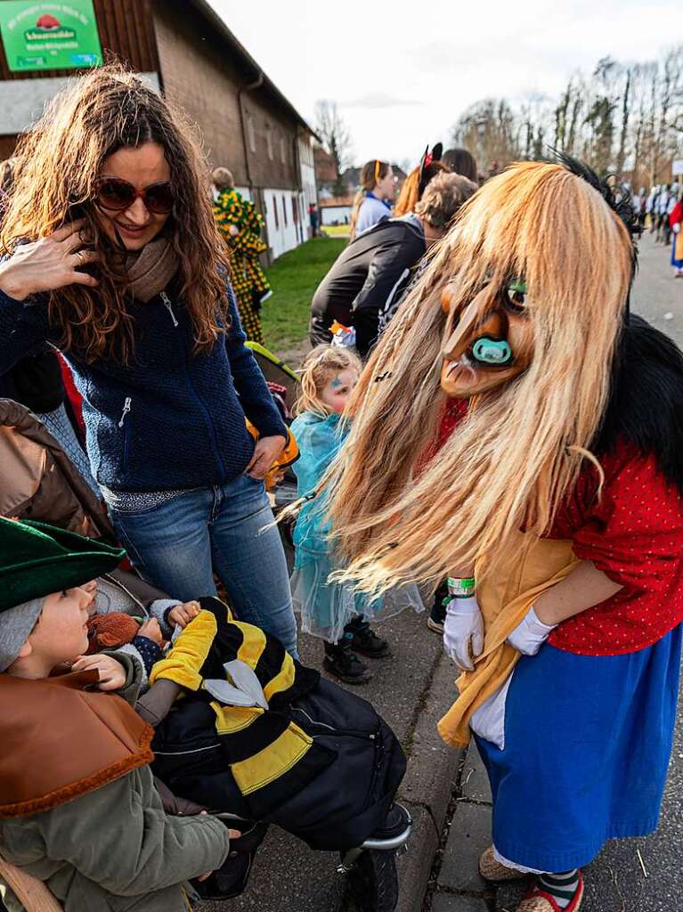 Bunter Narrenwurm: Das sonnige Wetter lockte viele Besucher nach Buchenbach. Die hatten ihre Freude am Umzug mit mehr als 60 Gruppen.