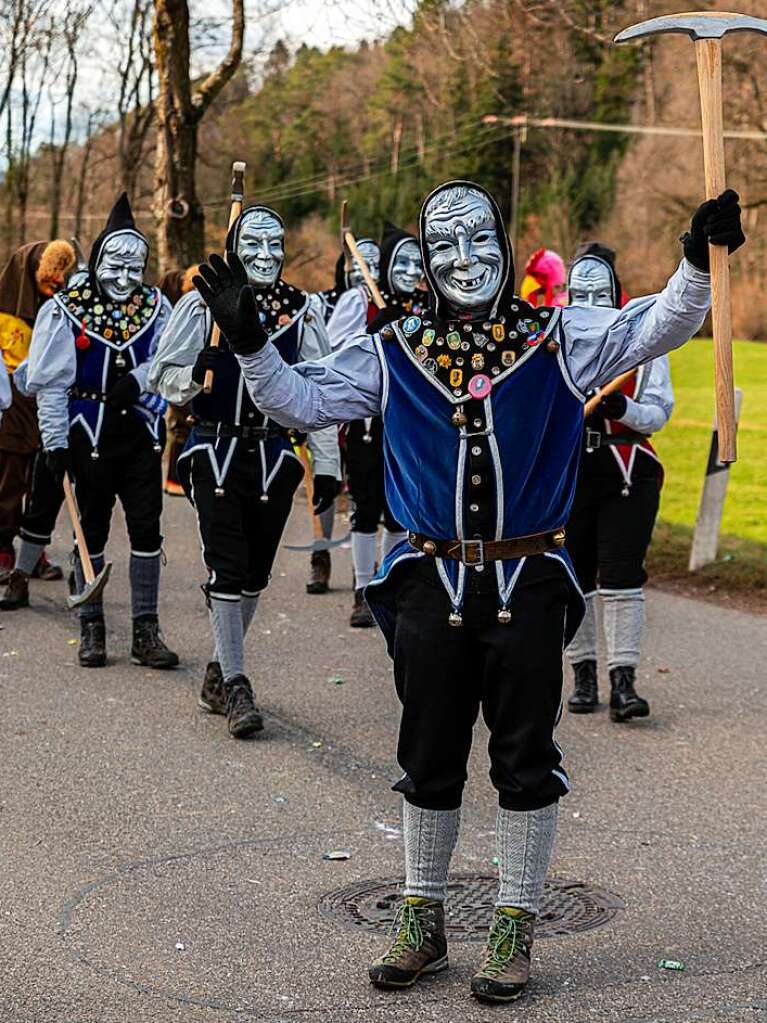 Bunter Narrenwurm: Das sonnige Wetter lockte viele Besucher nach Buchenbach. Die hatten ihre Freude am Umzug mit mehr als 60 Gruppen.