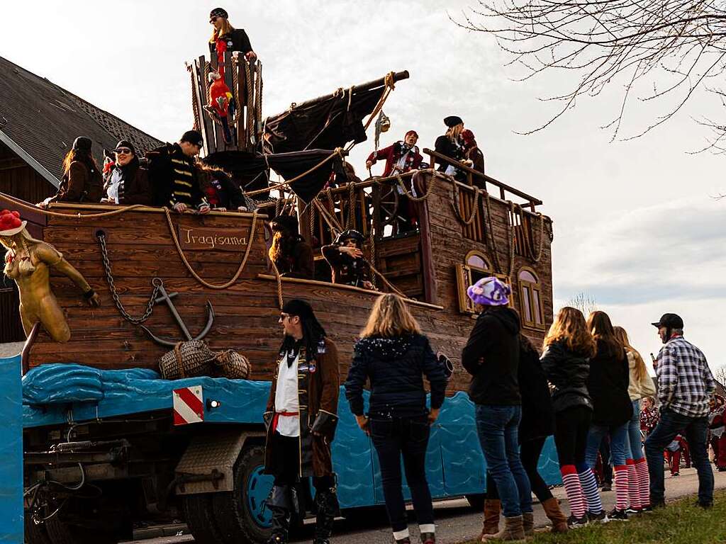 Bunter Narrenwurm: Das sonnige Wetter lockte viele Besucher nach Buchenbach. Die hatten ihre Freude am Umzug mit mehr als 60 Gruppen.