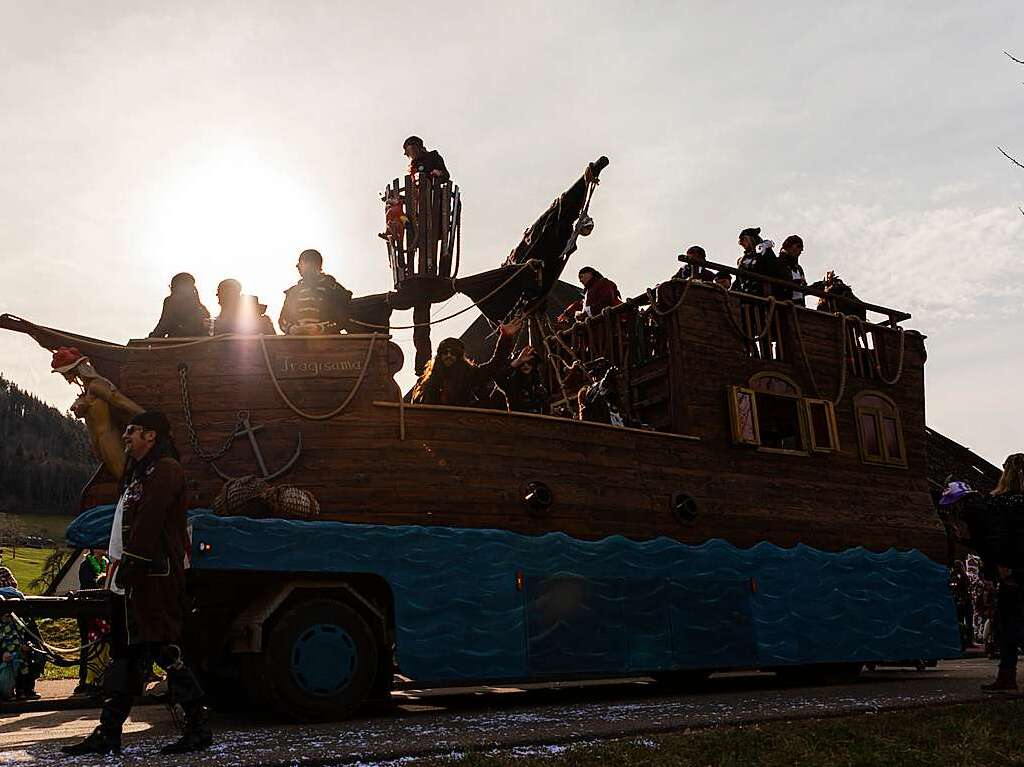 Bunter Narrenwurm: Das sonnige Wetter lockte viele Besucher nach Buchenbach. Die hatten ihre Freude am Umzug mit mehr als 60 Gruppen.