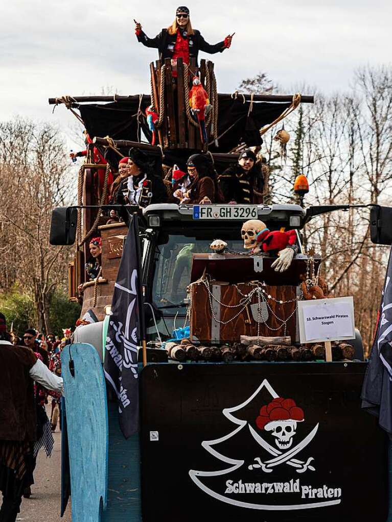 Bunter Narrenwurm: Das sonnige Wetter lockte viele Besucher nach Buchenbach. Die hatten ihre Freude am Umzug mit mehr als 60 Gruppen.