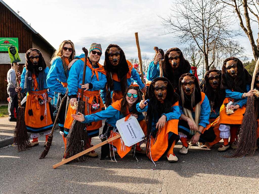 Bunter Narrenwurm: Das sonnige Wetter lockte viele Besucher nach Buchenbach. Die hatten ihre Freude am Umzug mit mehr als 60 Gruppen.