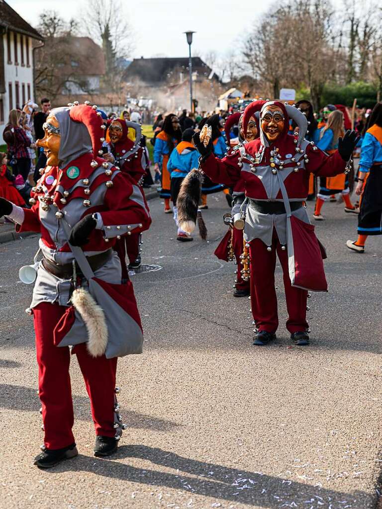 Bunter Narrenwurm: Das sonnige Wetter lockte viele Besucher nach Buchenbach. Die hatten ihre Freude am Umzug mit mehr als 60 Gruppen.