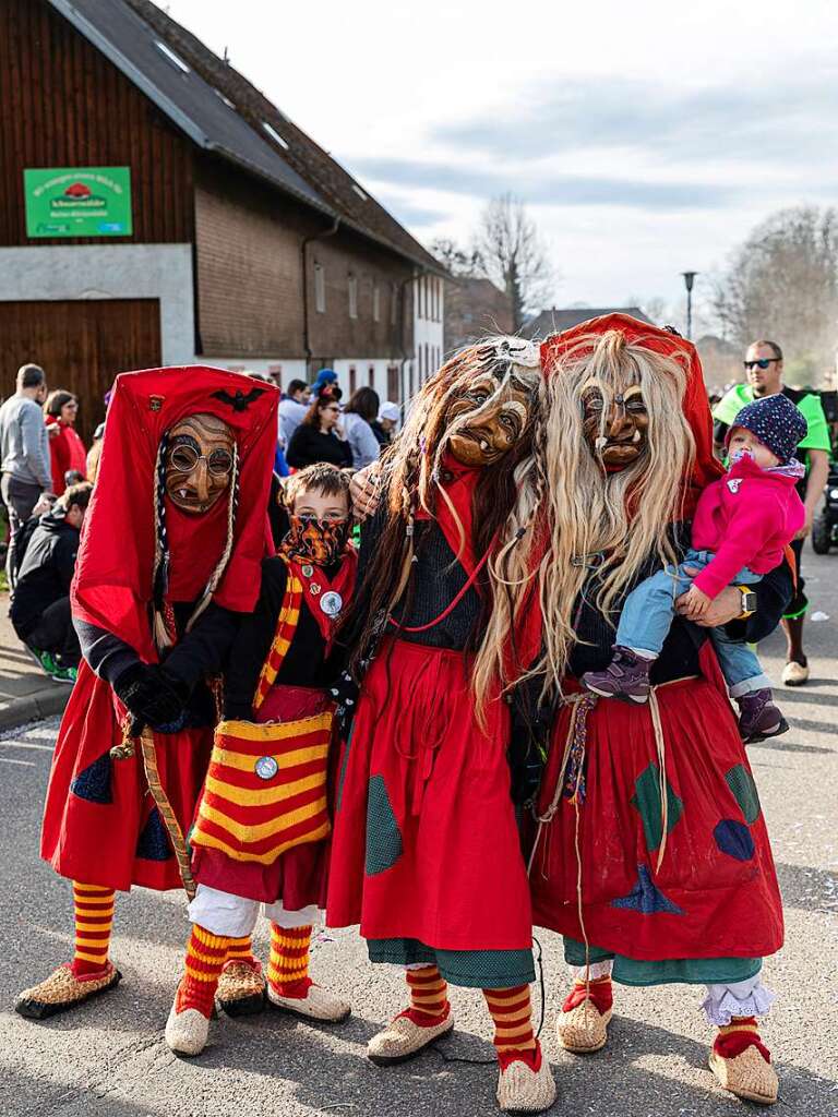 Bunter Narrenwurm: Das sonnige Wetter lockte viele Besucher nach Buchenbach. Die hatten ihre Freude am Umzug mit mehr als 60 Gruppen.