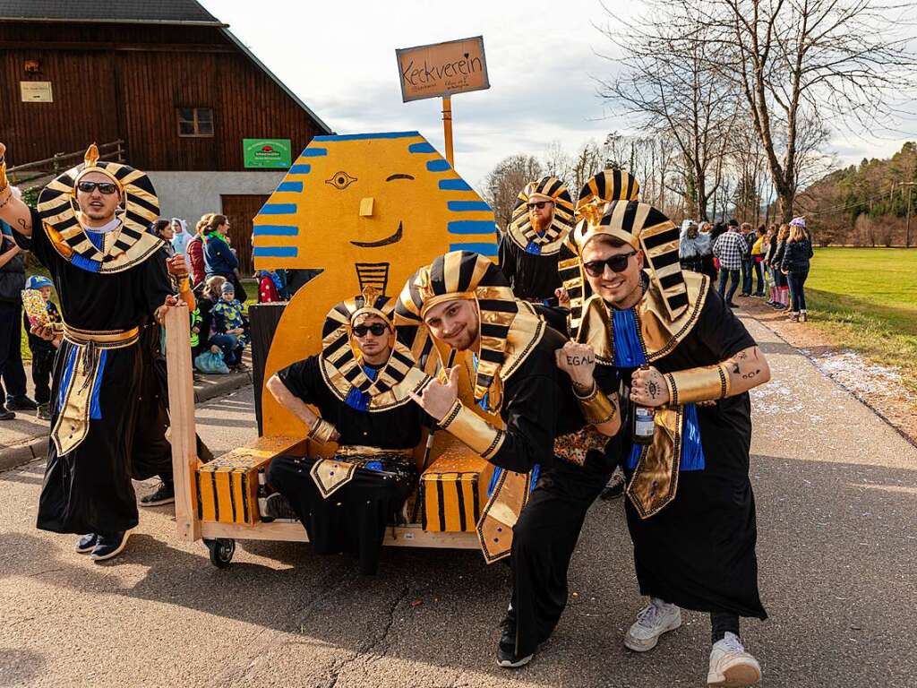 Bunter Narrenwurm: Das sonnige Wetter lockte viele Besucher nach Buchenbach. Die hatten ihre Freude am Umzug mit mehr als 60 Gruppen.