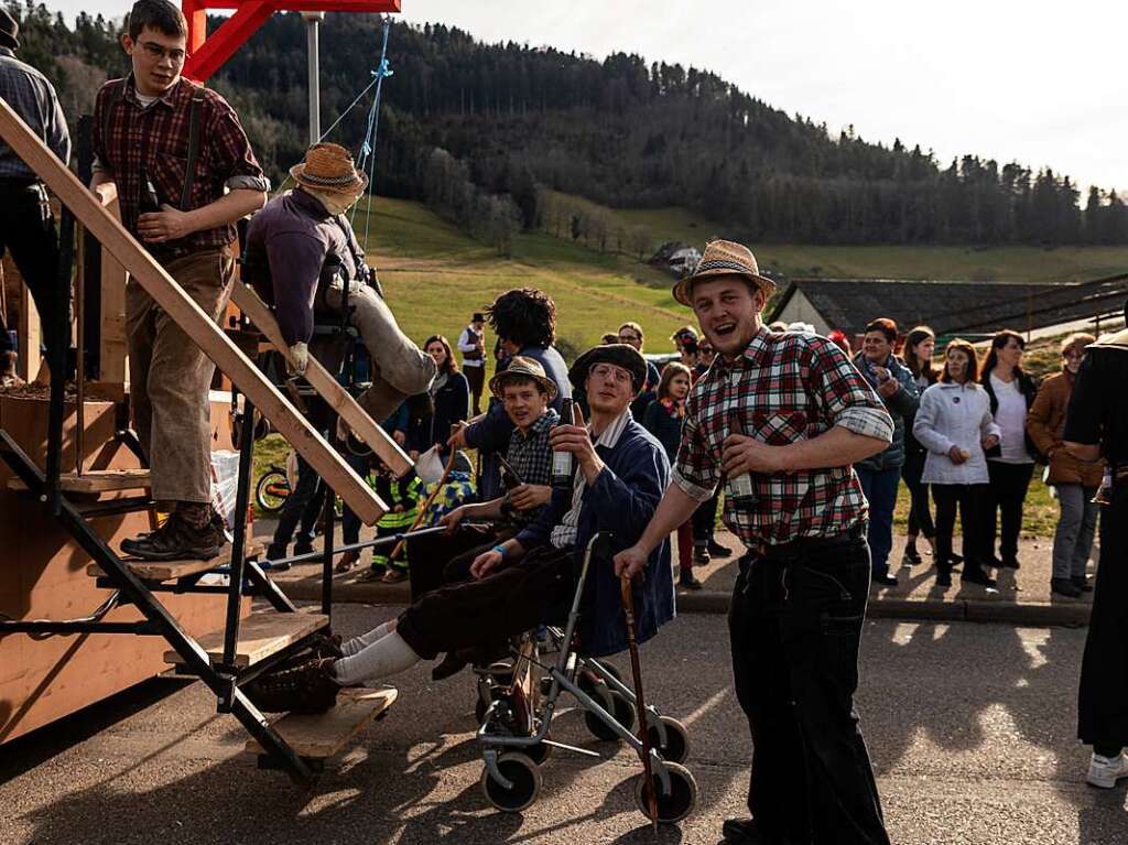 Bunter Narrenwurm: Das sonnige Wetter lockte viele Besucher nach Buchenbach. Die hatten ihre Freude am Umzug mit mehr als 60 Gruppen.