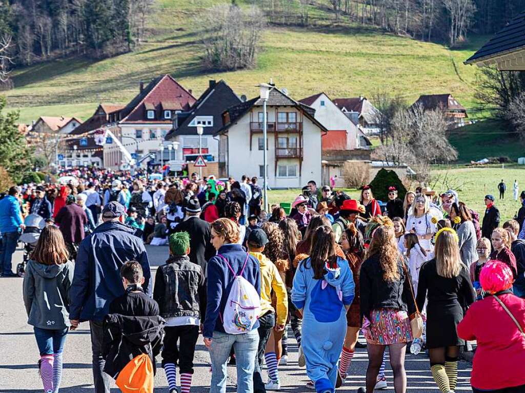 Bunter Narrenwurm: Das sonnige Wetter lockte viele Besucher nach Buchenbach. Die hatten ihre Freude am Umzug mit mehr als 60 Gruppen.