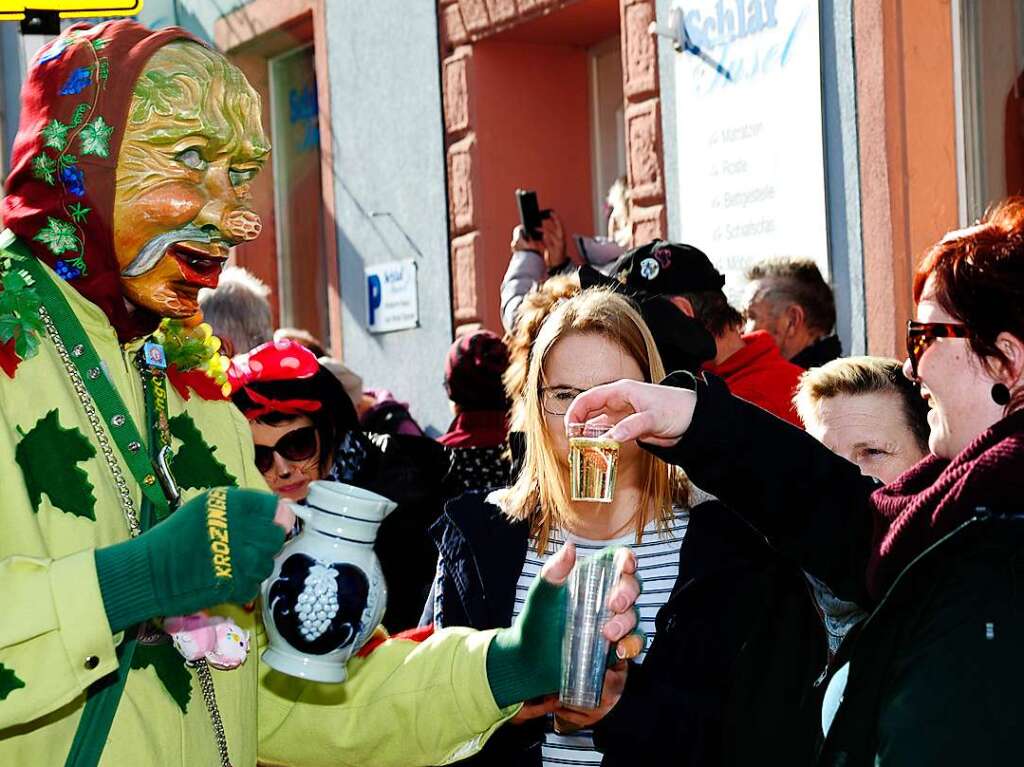 Buntes Treiben bei Sonnenschein: Eindrcke vom groen Umzug in Bad Krozingen, der in eine Feier im Narrendorf mndete.