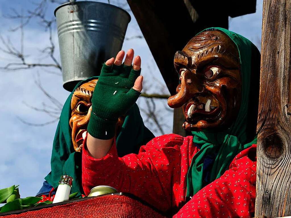 Buntes Treiben bei Sonnenschein: Eindrcke vom groen Umzug in Bad Krozingen, der in eine Feier im Narrendorf mndete.